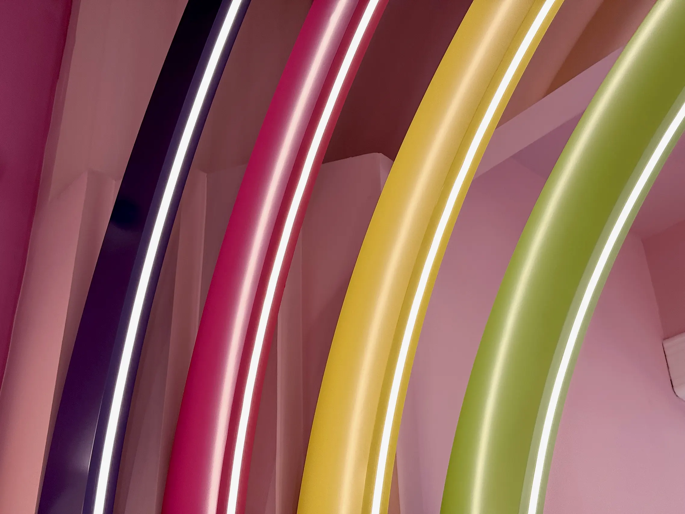 Detalle de los arcos de neón multicolor que dan la bienvenida a la tienda POPIS en Valencia