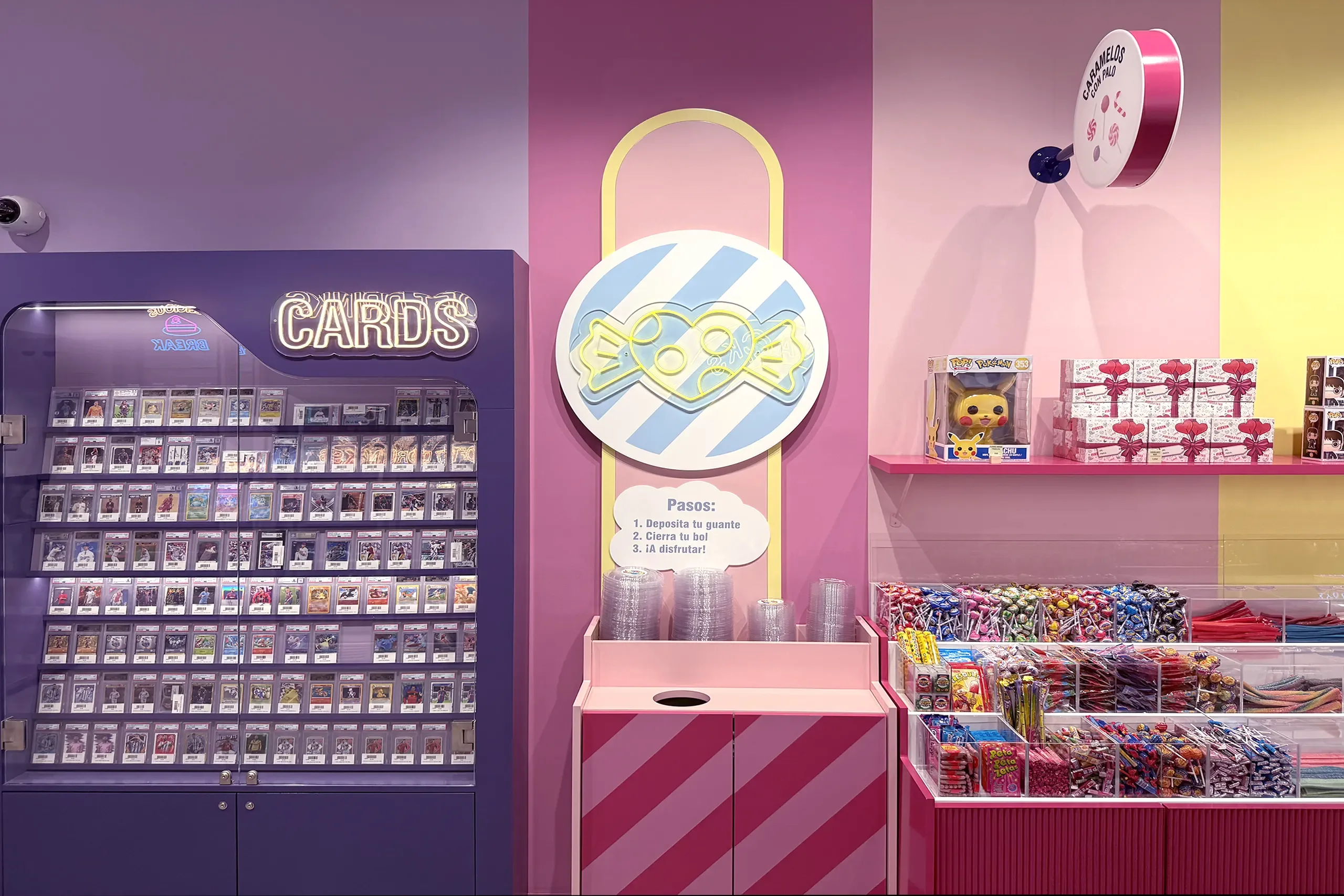 Vitrina de tarjetas coleccionables graduadas junto al expositor de caramelos con palo en POPIS Valencia