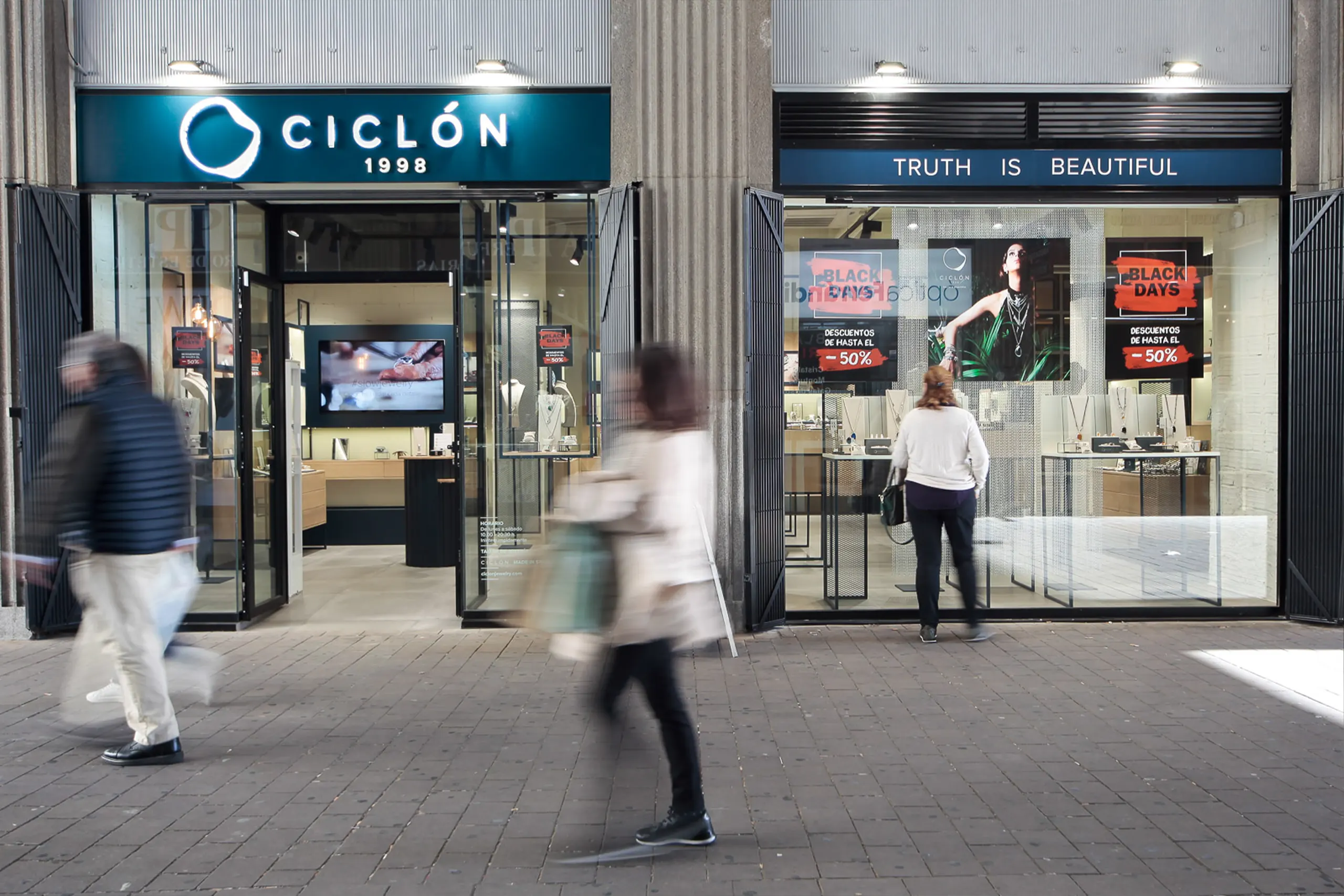 Fachada de la tienda Ciclón en Valencia con escaparates de joyería y rótulo iluminado