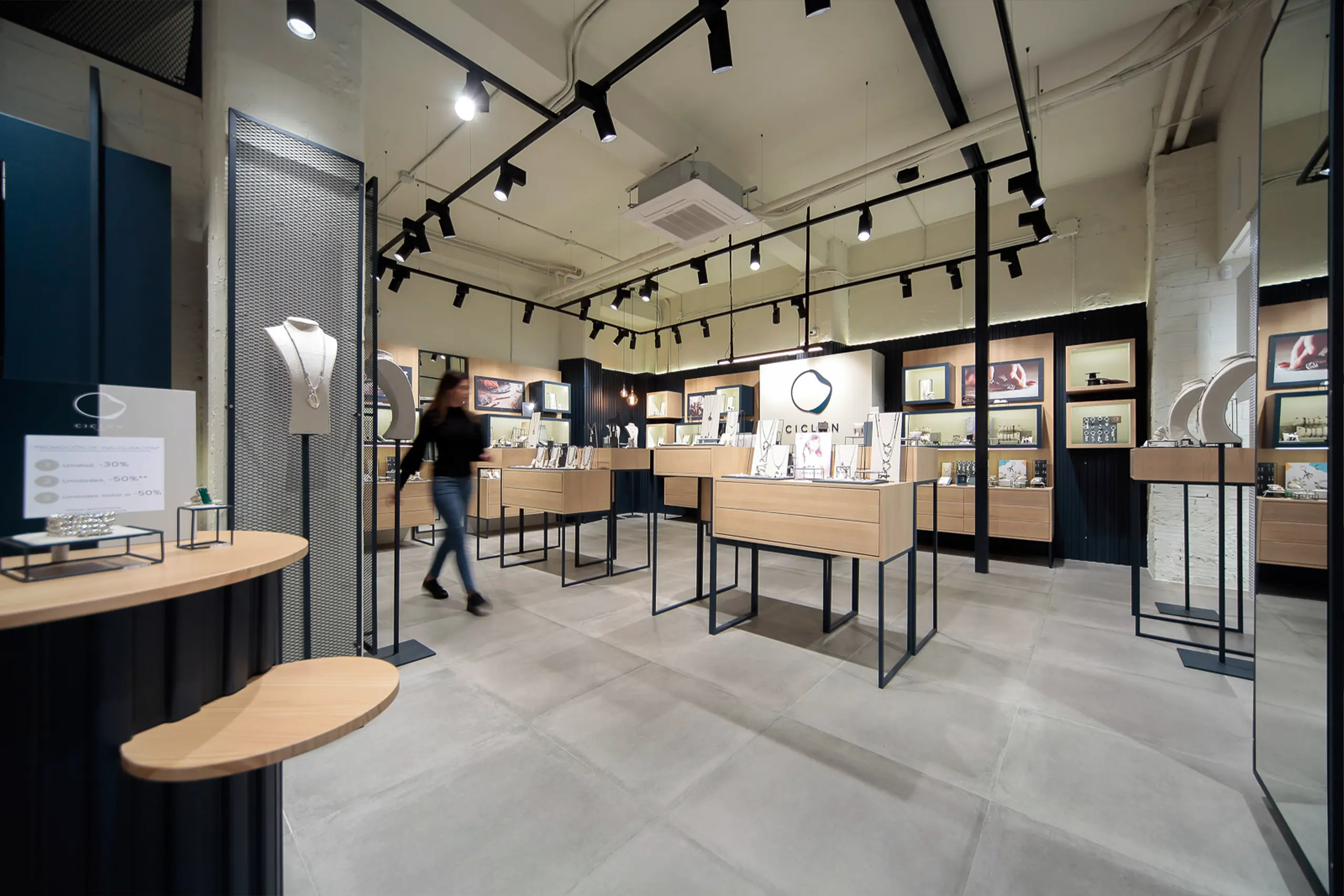 Interior de la tienda Ciclón con mobiliario de madera a medida y vitrinas de joyería