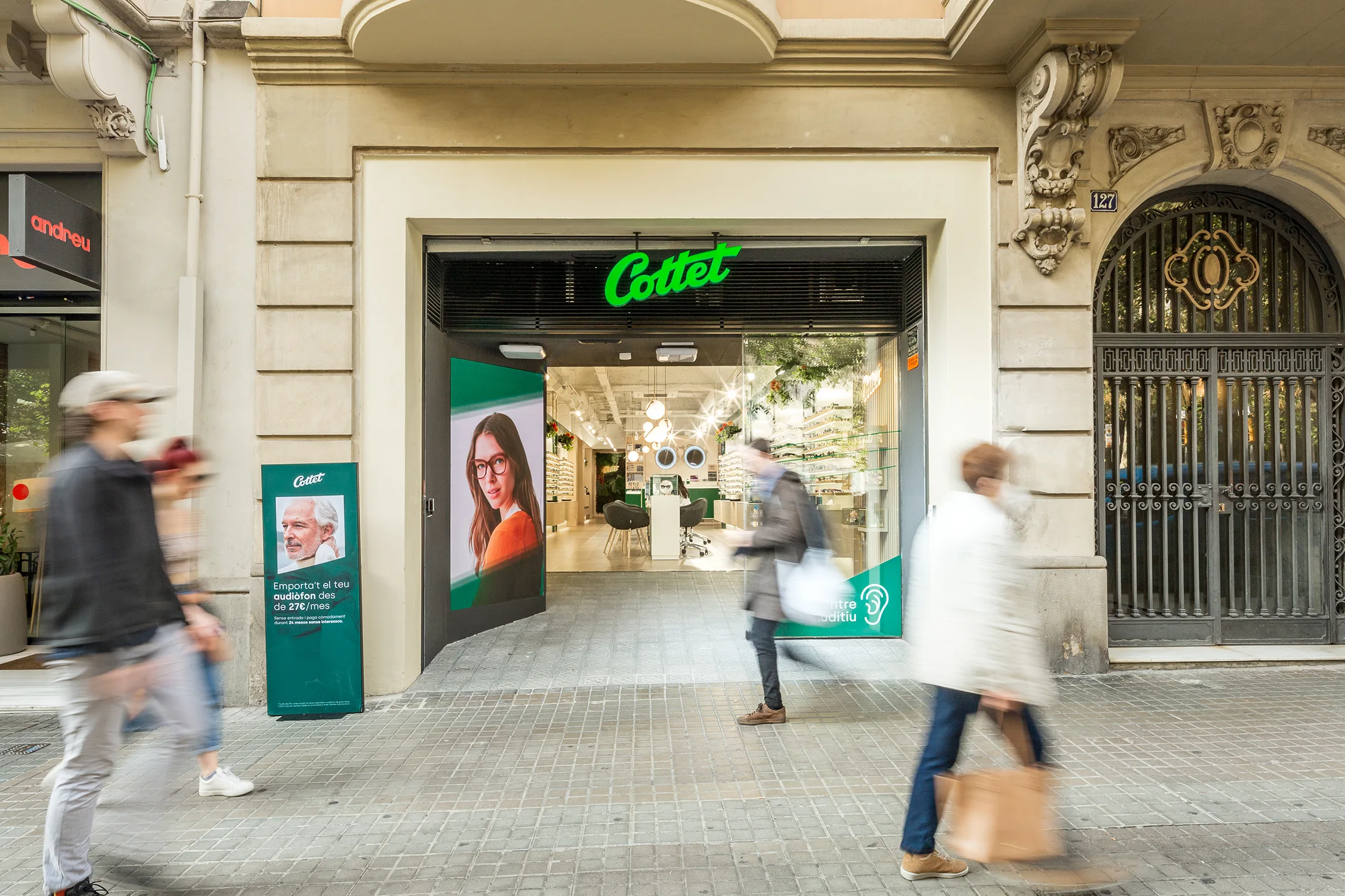 Fachada del flagship de Cottet en Barcelona, óptica y centro de salud visual y auditiva diseñado por huuun