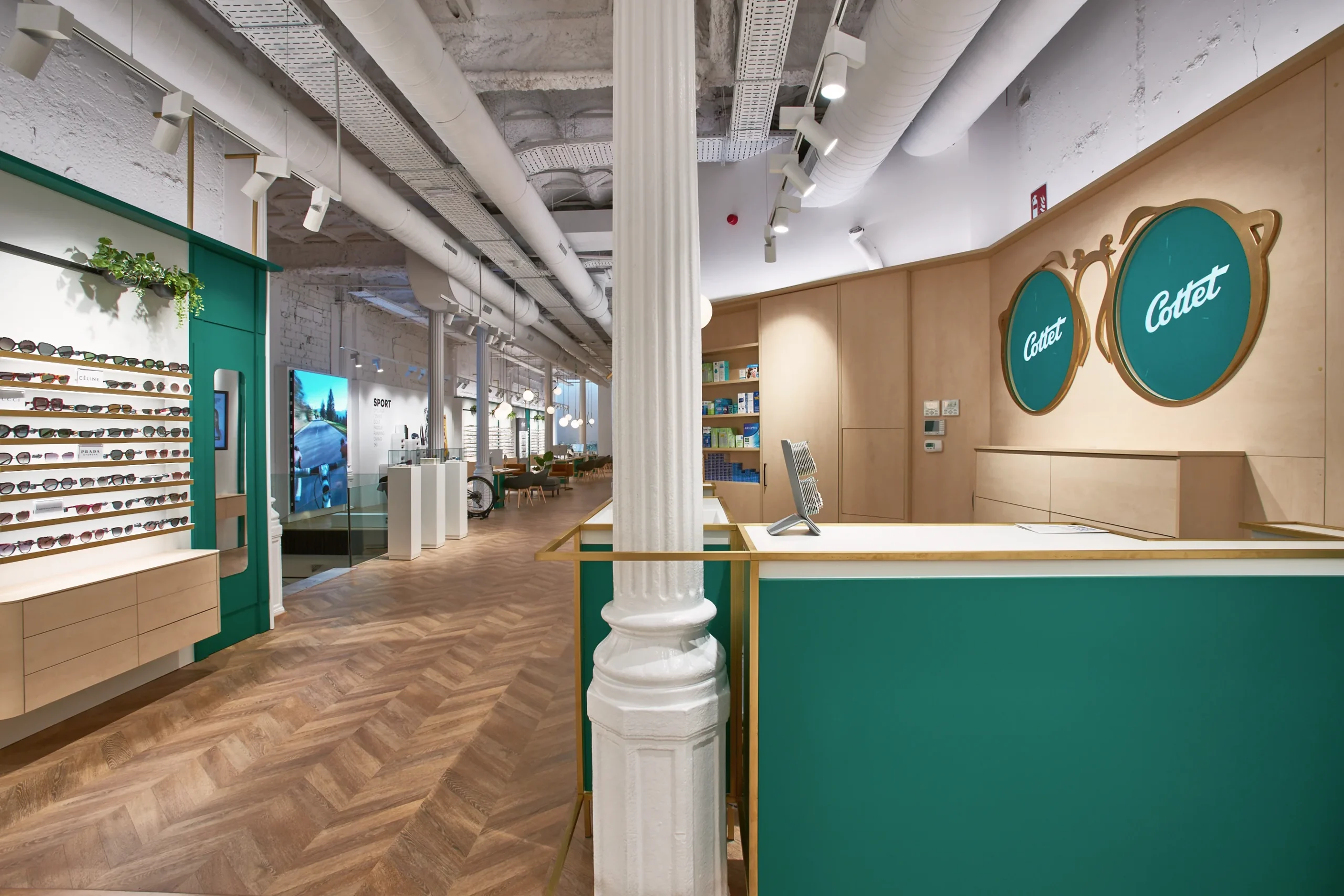 Vitrinas de madera de estilo clásico para la exposición de producto óptico en el flagship de Cottet, Barcelona