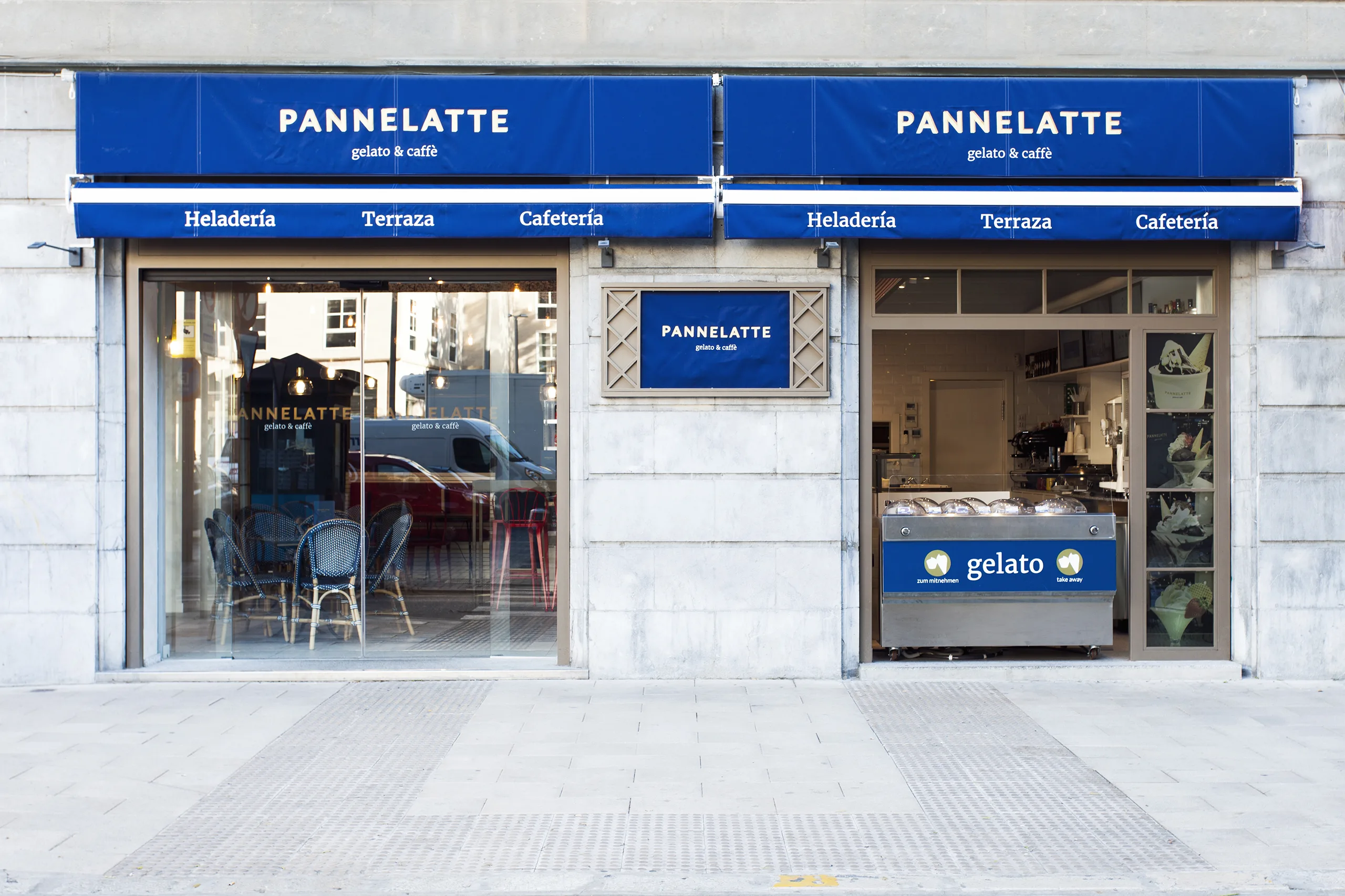 Fachada exterior de Pannelatte con toldos azules y rotulación dorada gelato & café