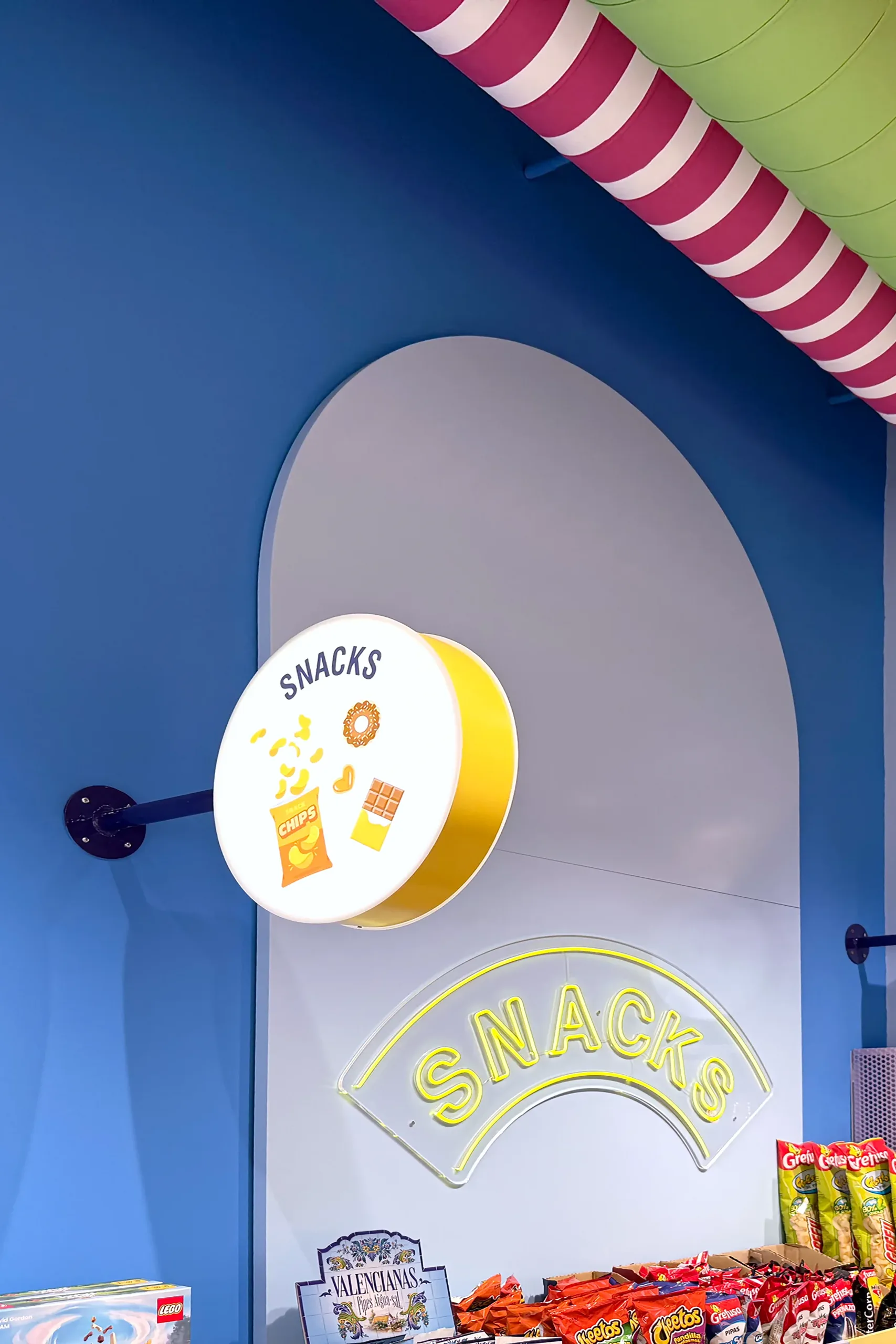Detalle del arco «Snacks» con panel informativo