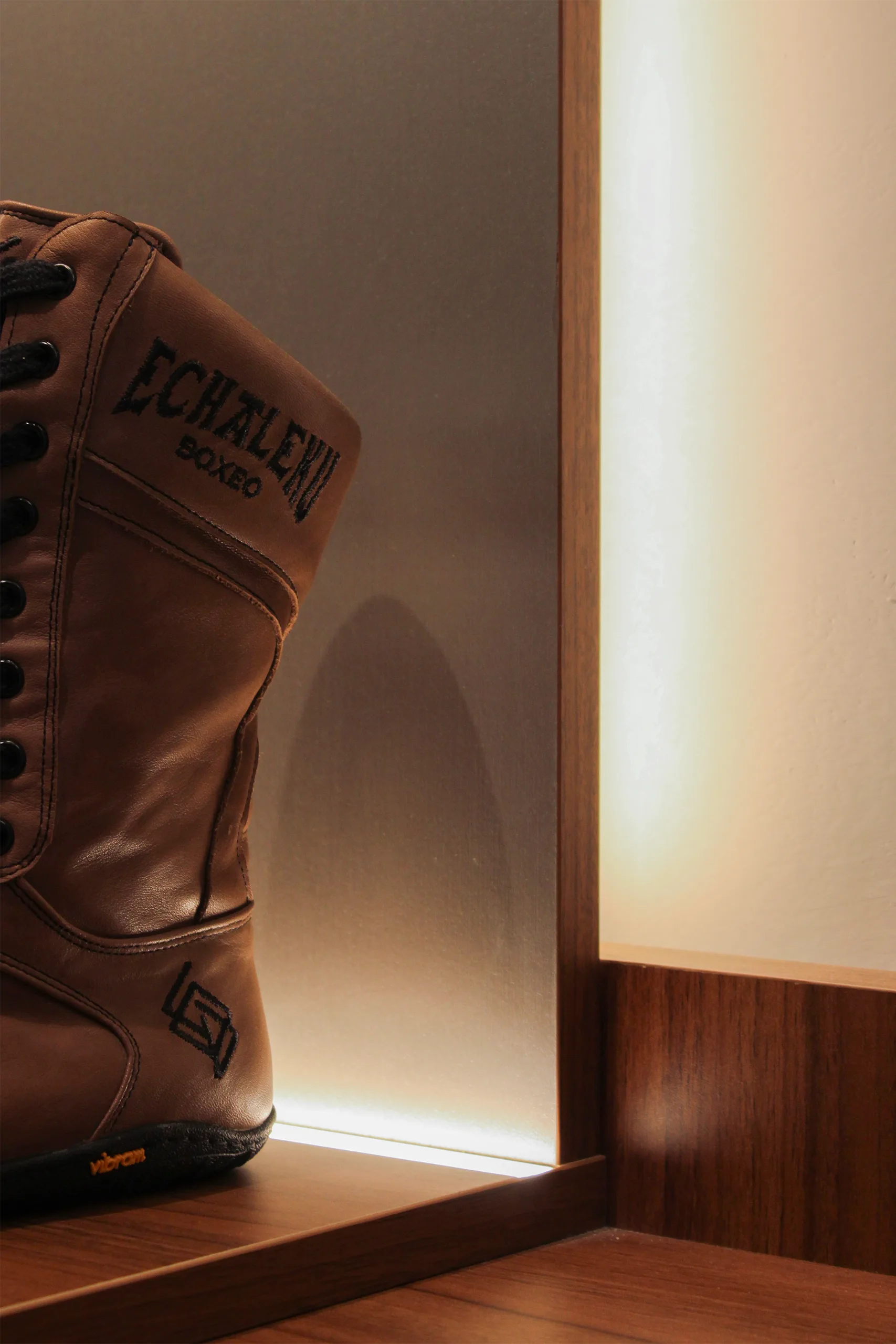 Detalle de bota de boxeo con bordado «Echaleku Boxeo» y suela Vibram