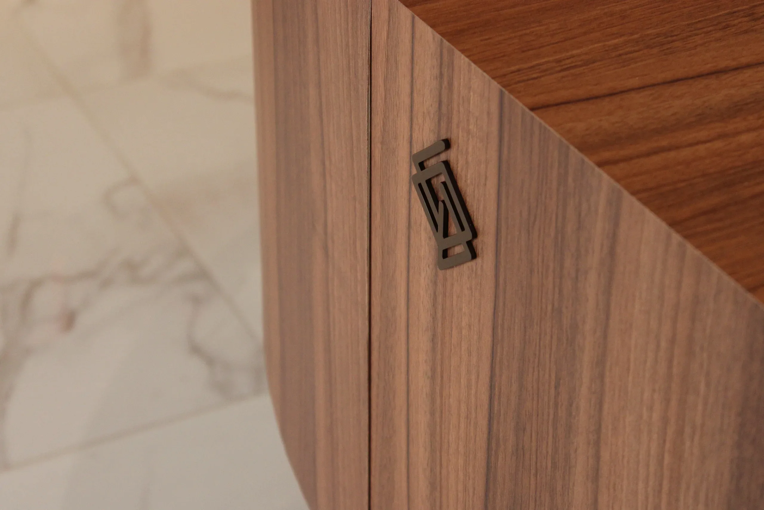 Placa metálica con el logotipo de Echaleku sobre un mueble de madera