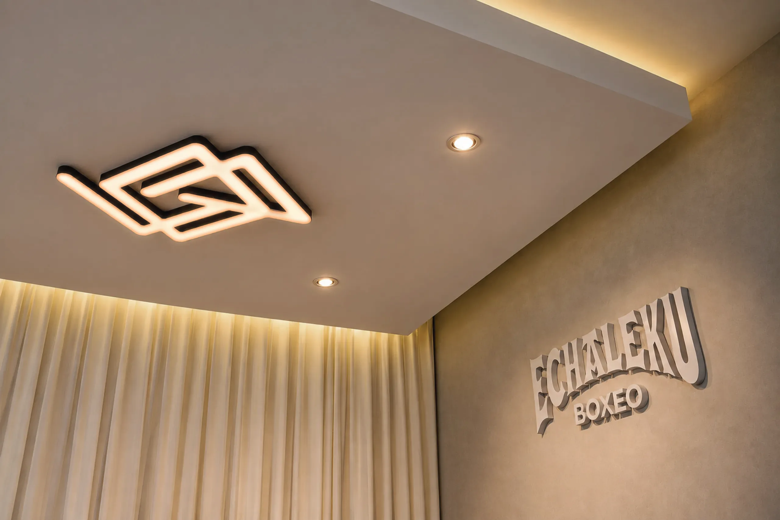 Rótulo 3D «Echaleku Boxeo» en la pared y lámpara de techo con el logotipo en la tienda de Valencia
